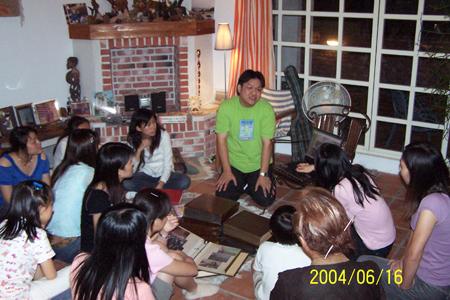 2004 (25).jpg - Jun 16, 2004 迎新送舊(老師家) [Lab newcomer welcome party (Prof. Shiau's house)]-5
